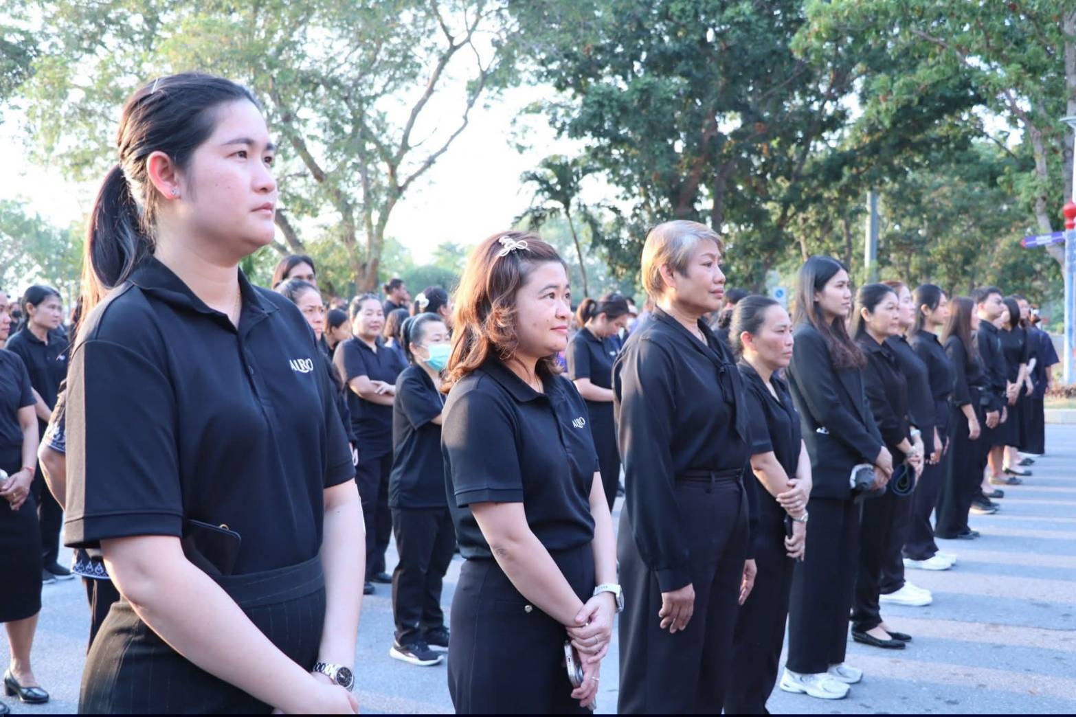 title - ผู้อำนวยการศูนย์ส่งเสริมและพัฒนาอาชีพเสริมนอกภาคการเกษตร ร่วมกิจกรรมแสดงความอาลัยและแสดงความจงรักภักดีสมเด็จพระนางเจ้าสิริกิต์ พระบรมราชินีนาถ พระบรมราชชนนีพันปีหลวง โครงการหนึ่งความดี ล้านความรัก ภูมิใจพรรคพระพันปีหลวง ณ ศาลาพระมิ่งขวัญ ศูนย์ส่งเสริมและพัฒนาอาชีพเสริมนอกภาคการเกษตร (ศูนย์ศิลปาชีพบางไทรฯ (เดิม))